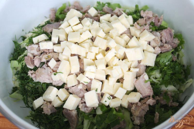 Фото приготовление рецепта: Салат из молодой капусты с мясом и сыром сулугуни шаг №5