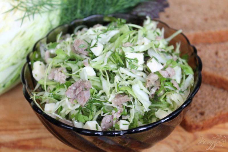 Фото приготовление рецепта: Салат из молодой капусты с мясом и сыром сулугуни шаг №6