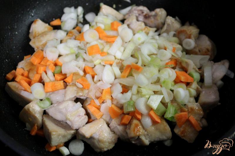 Фото приготовление рецепта: Куриная грудка с рисом и карри шаг №2