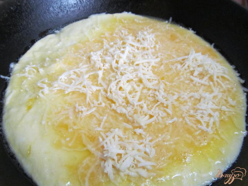 Фото приготовление рецепта: Сырный омлет шаг №4