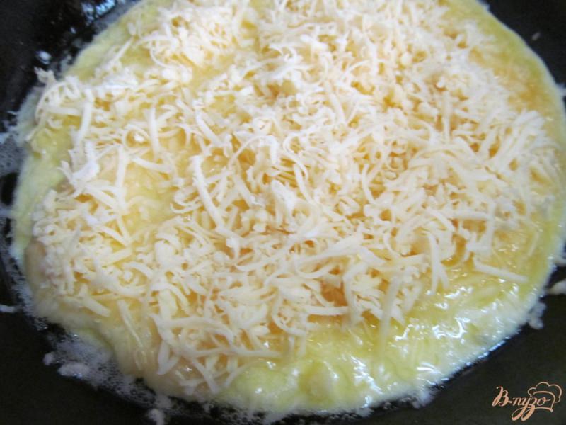 Фото приготовление рецепта: Сырный омлет шаг №5