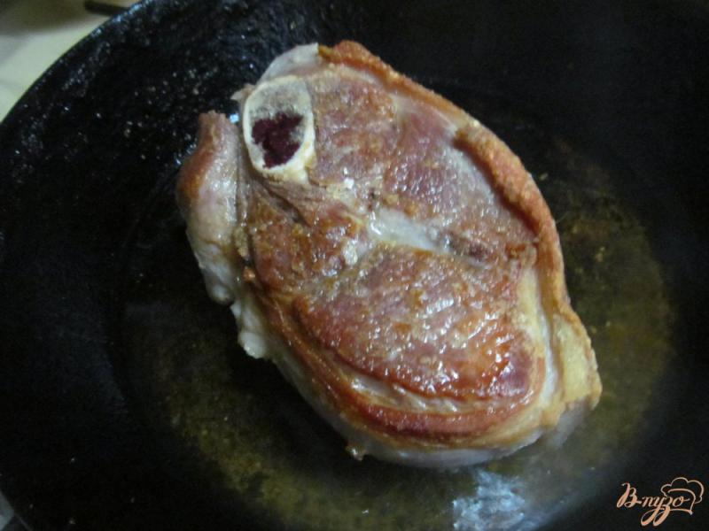 Фото приготовление рецепта: Тушеная свиная лопатка шаг №2