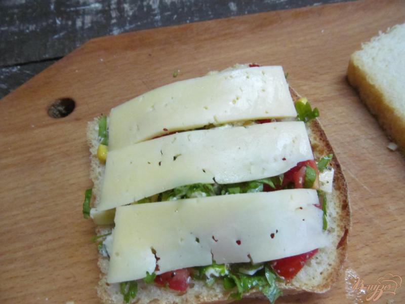 Фото приготовление рецепта: Закрытый овощной бутерброд с сыром шаг №4