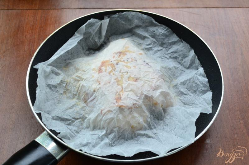 Фото приготовление рецепта: Жареное куриное филе, фаршированное брынзой и помидорами шаг №6