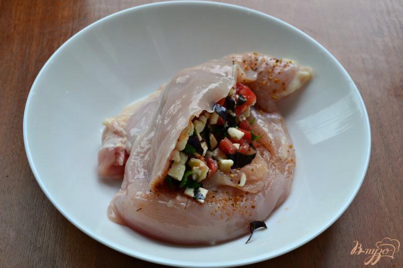 Фото приготовление рецепта: Жареное куриное филе, фаршированное брынзой и помидорами шаг №4