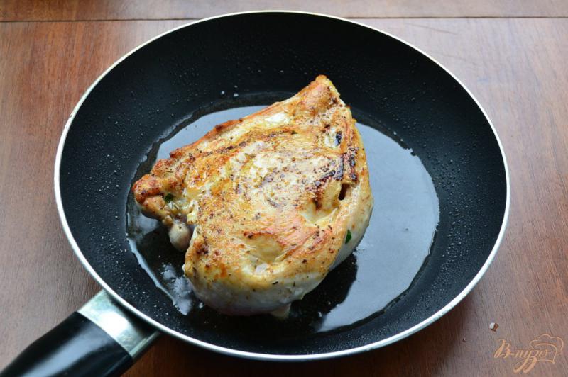 Фото приготовление рецепта: Жареное куриное филе, фаршированное брынзой и помидорами шаг №5