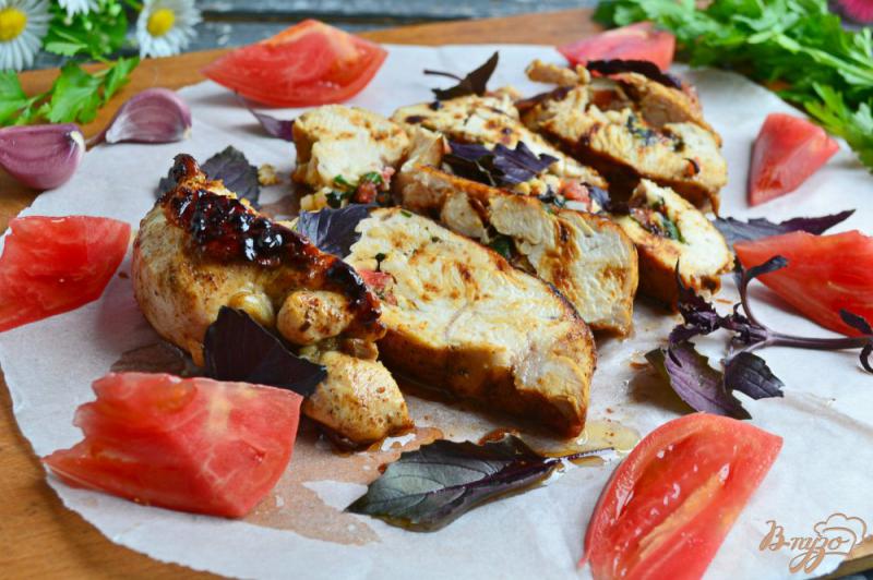 Фото приготовление рецепта: Жареное куриное филе, фаршированное брынзой и помидорами шаг №9