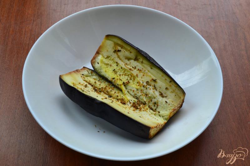 Фото приготовление рецепта: Баклажан с фаршем, помидорами и сыром в микроволновке шаг №2