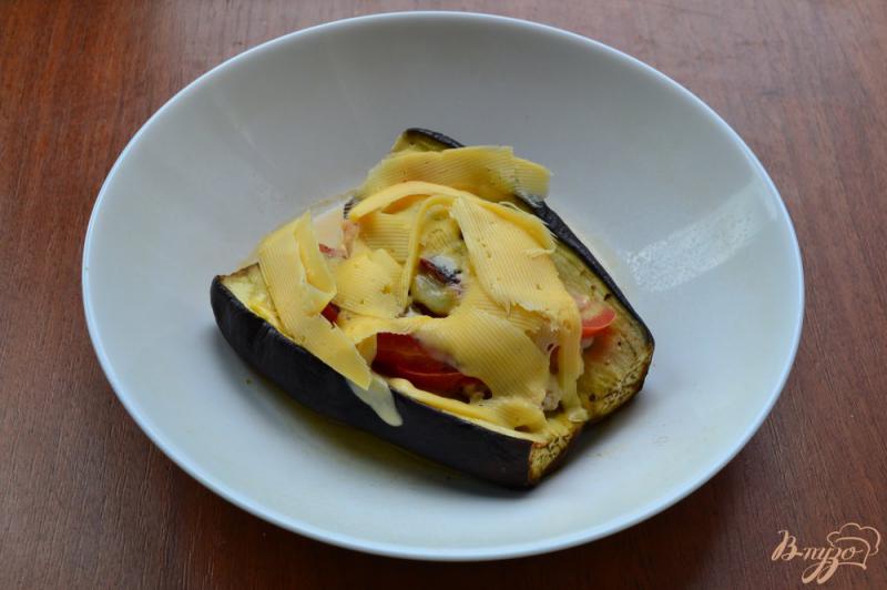 Фото приготовление рецепта: Баклажан с фаршем, помидорами и сыром в микроволновке шаг №5