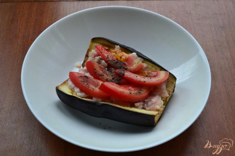 Фото приготовление рецепта: Баклажан с фаршем, помидорами и сыром в микроволновке шаг №4