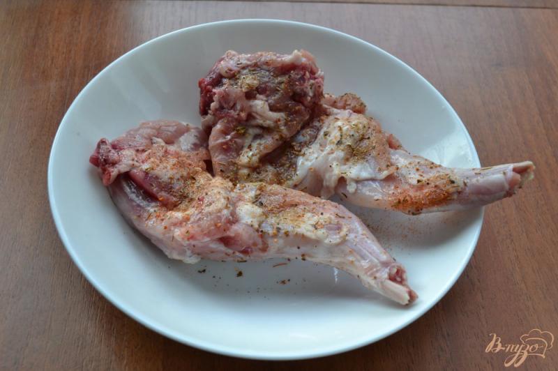 Фото приготовление рецепта: Кролик в сметане с картофелем на пару шаг №1