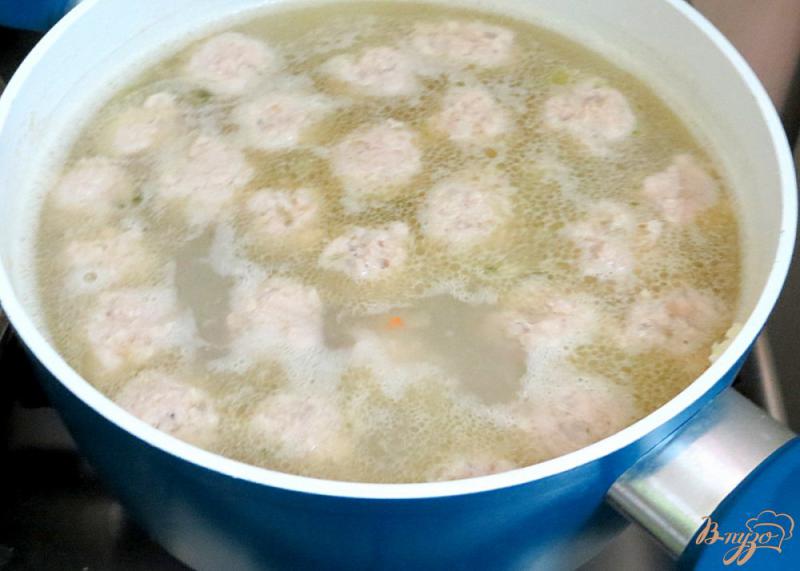 Фото приготовление рецепта: Суп из фрикаделек и цветной капусты шаг №7