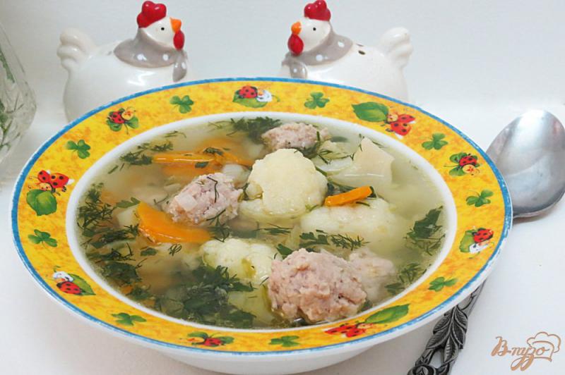 Фото приготовление рецепта: Суп из фрикаделек и цветной капусты шаг №11