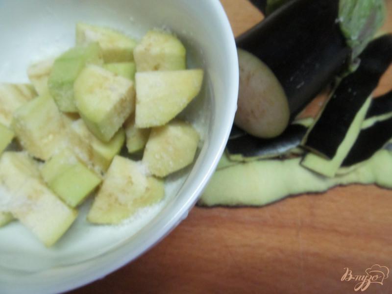 Фото приготовление рецепта: Овощной салат с жареным баклажаном шаг №1