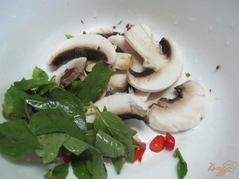 Фото приготовление рецепта: Овощной салат с жареным баклажаном шаг №2