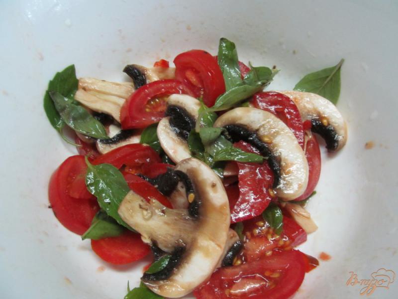 Фото приготовление рецепта: Овощной салат с жареным баклажаном шаг №3