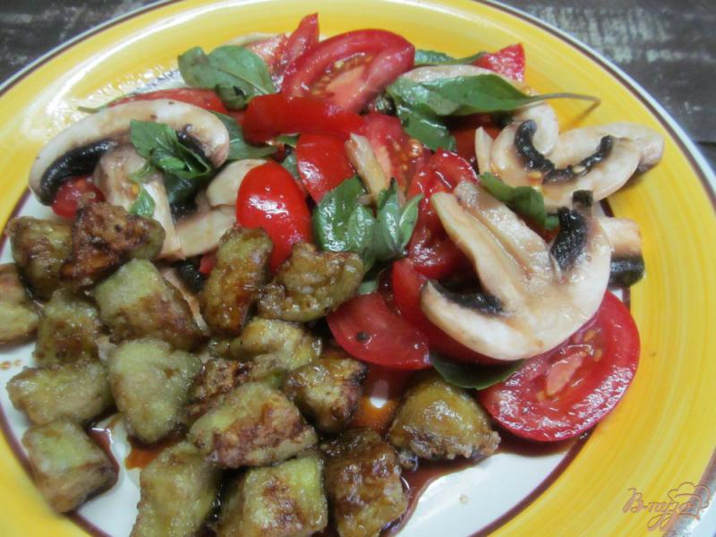 Фото приготовление рецепта: Овощной салат с жареным баклажаном шаг №6