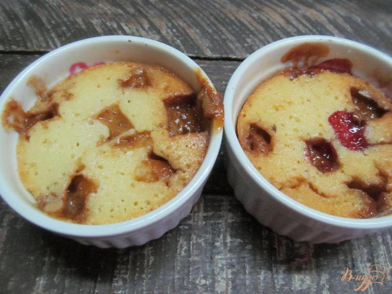 Фото приготовление рецепта: Творожные пирожки с йоштой и ирисками шаг №7