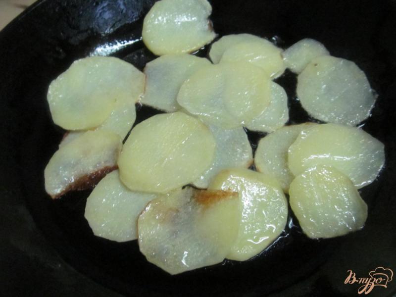 Фото приготовление рецепта: Открытый омлет с луковым соусом шаг №2