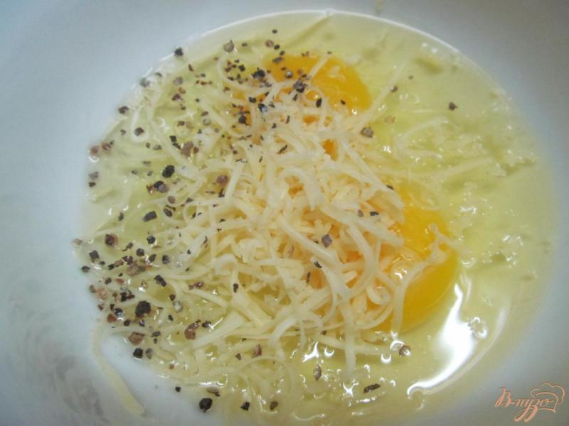 Фото приготовление рецепта: Открытый омлет с луковым соусом шаг №3
