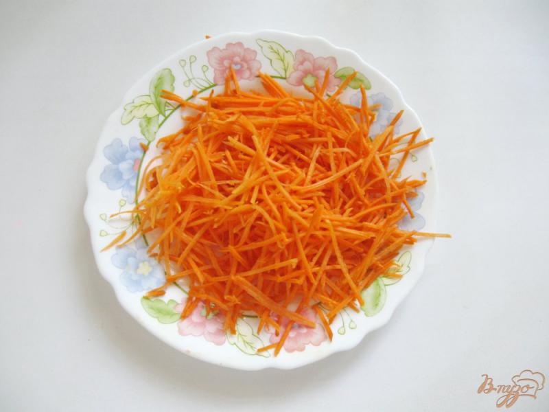 Фото приготовление рецепта: Салат из кабачков с луком и морковью шаг №2