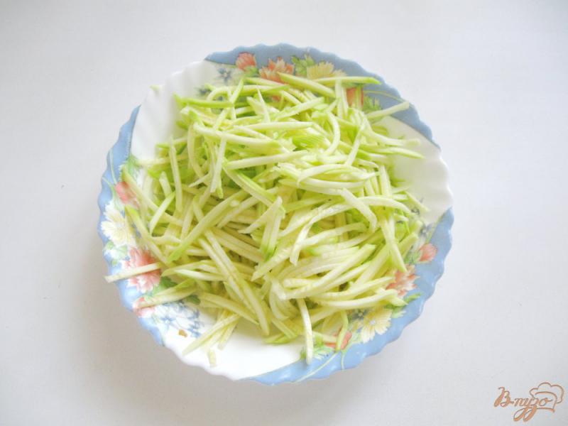 Фото приготовление рецепта: Салат из кабачков с луком и морковью шаг №1