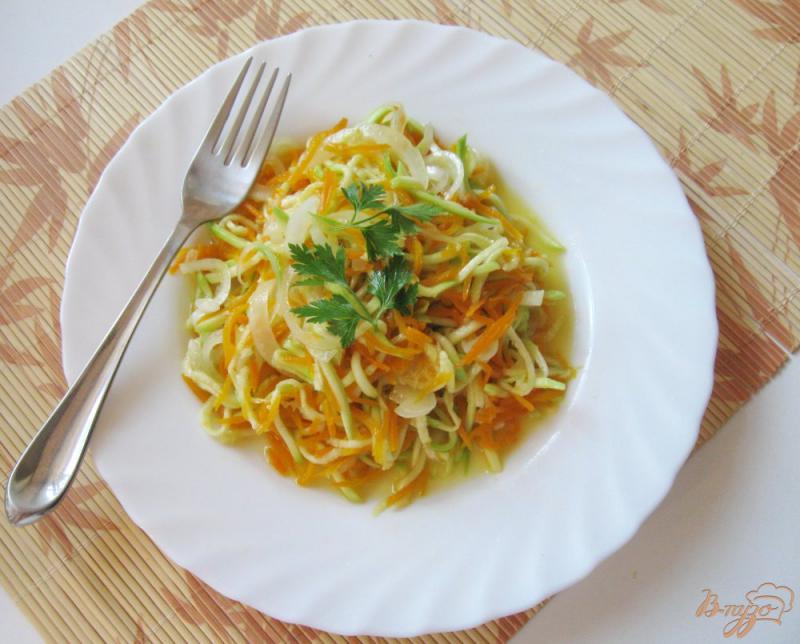 Фото приготовление рецепта: Салат из кабачков с луком и морковью шаг №4