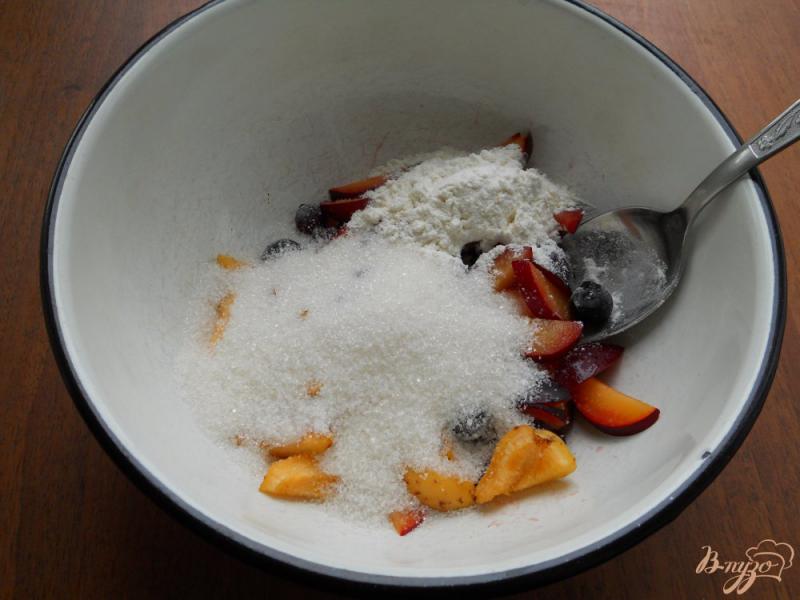 Фото приготовление рецепта: Галета с абрикосами, сливами и черной смородиной шаг №5