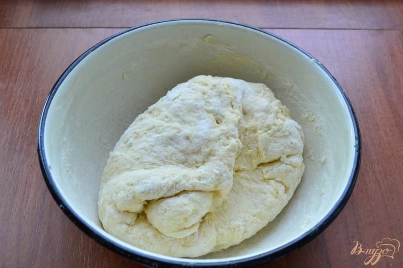 Фото приготовление рецепта: Лепешки на кефире с куриным фаршем шаг №4
