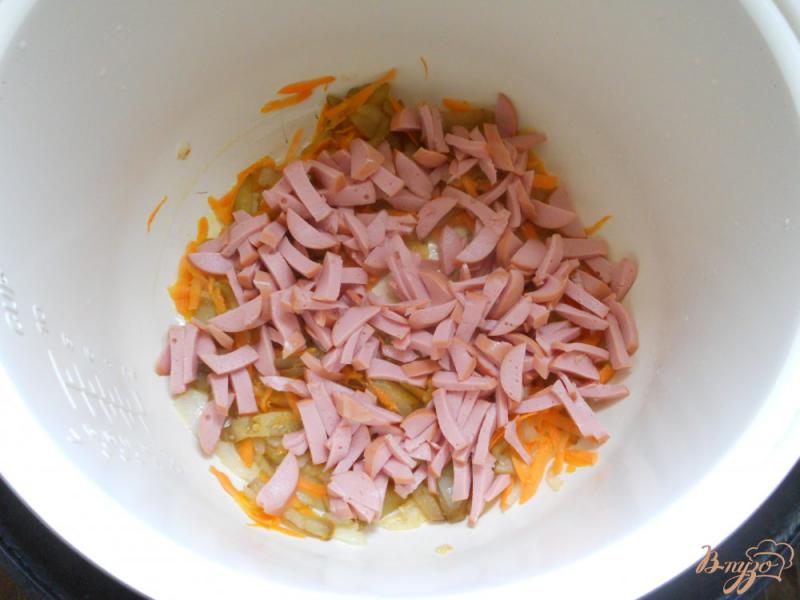 Фото приготовление рецепта: Ракушки с сосисками и баклажанами в мультиварке шаг №3