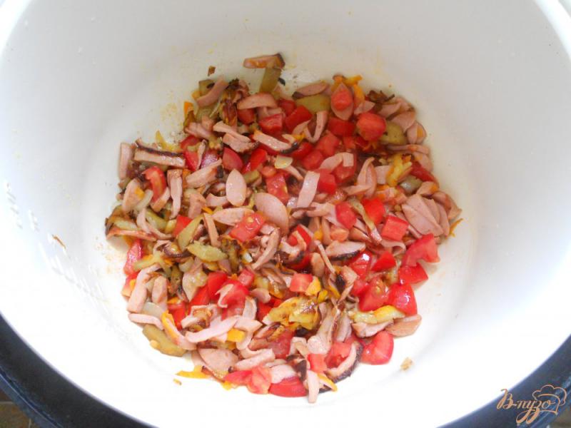 Фото приготовление рецепта: Ракушки с сосисками и баклажанами в мультиварке шаг №4