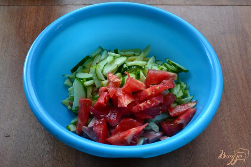 Фото приготовление рецепта: Салат с колбасой и помидорами шаг №2