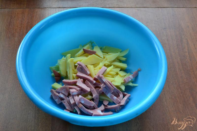 Фото приготовление рецепта: Салат с колбасой и помидорами шаг №1