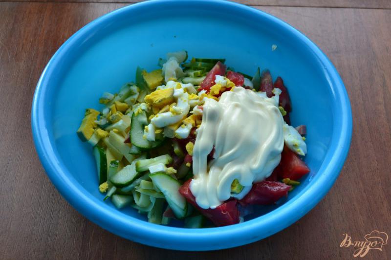 Фото приготовление рецепта: Салат с колбасой и помидорами шаг №3