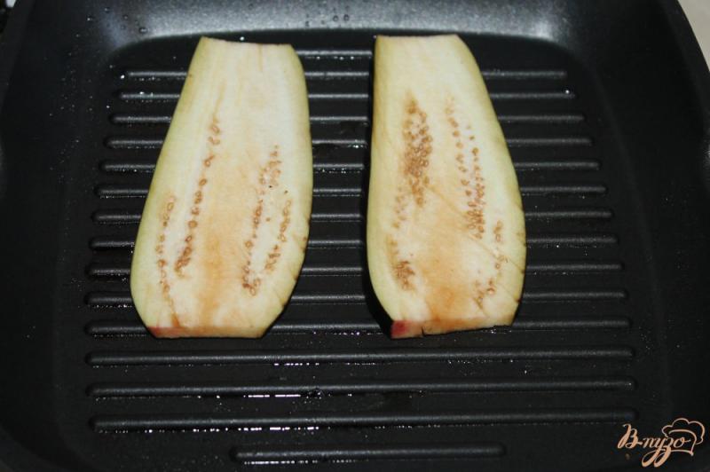 Фото приготовление рецепта: Овощной сендвич из баклажанов с начинкой шаг №2