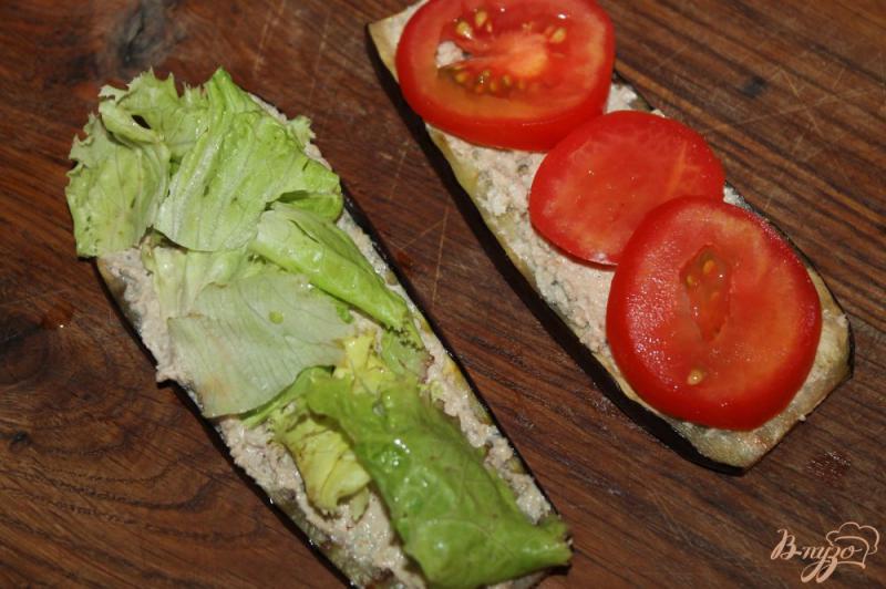 Фото приготовление рецепта: Овощной сендвич из баклажанов с начинкой шаг №4