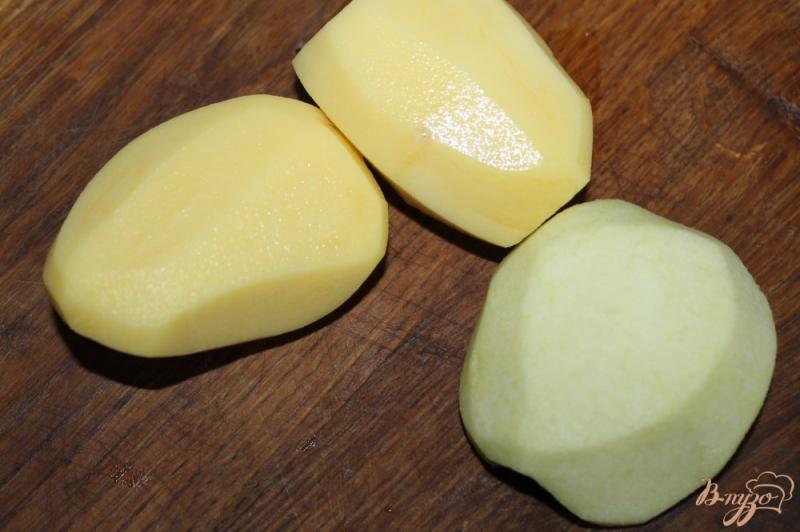 Фото приготовление рецепта: Картофельное пюре с яблоком и сливками шаг №1