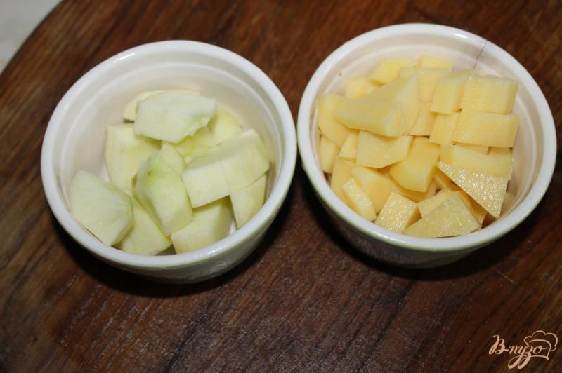 Фото приготовление рецепта: Картофельное пюре с яблоком и сливками шаг №2
