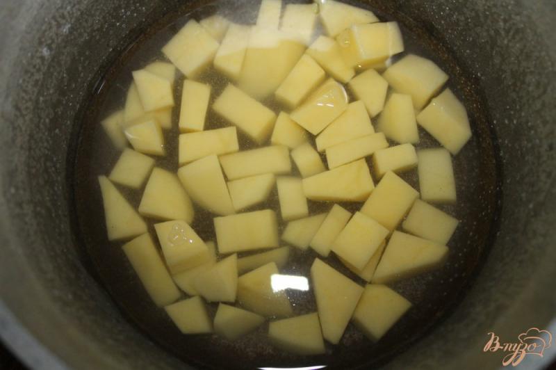 Фото приготовление рецепта: Картофельное пюре с яблоком и сливками шаг №3