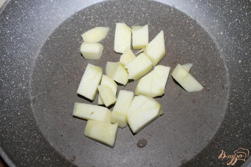 Фото приготовление рецепта: Картофельное пюре с яблоком и сливками шаг №4