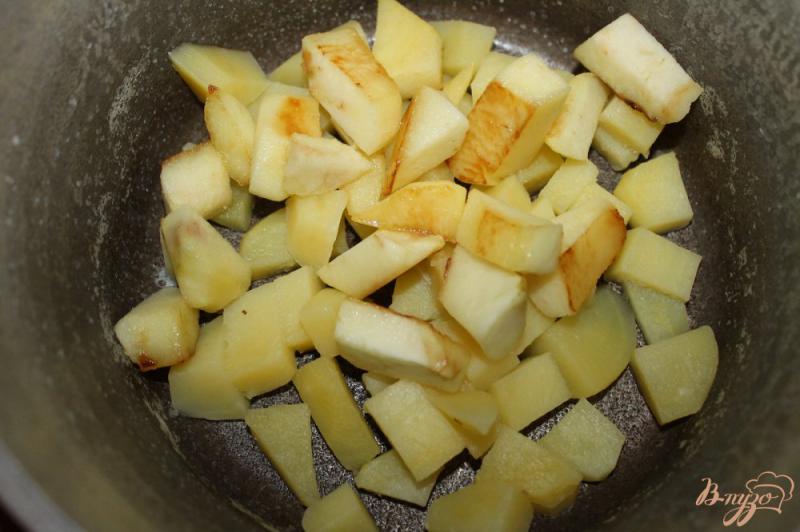 Фото приготовление рецепта: Картофельное пюре с яблоком и сливками шаг №5
