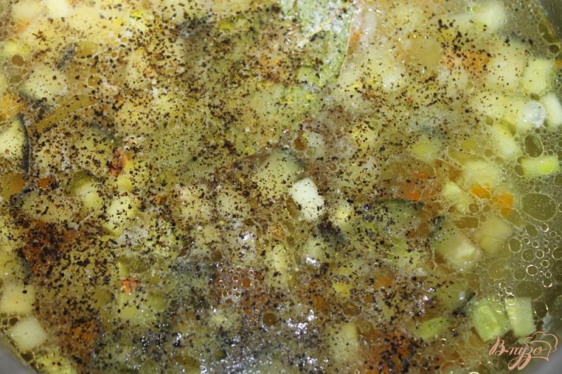 Фото приготовление рецепта: Суп с цветной капустой, кабачком и баклажаном шаг №5