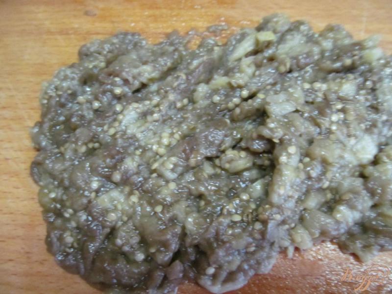 Фото приготовление рецепта: Закуска из печеного баклажана с базиликом шаг №3