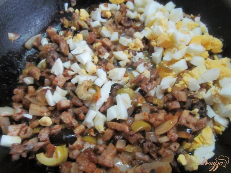 Фото приготовление рецепта: Пирожки с начинкой из вареного мяса оливок и яйца шаг №5