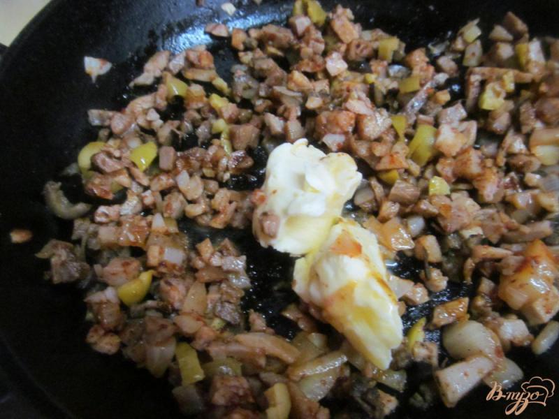 Фото приготовление рецепта: Пирожки с начинкой из вареного мяса оливок и яйца шаг №4