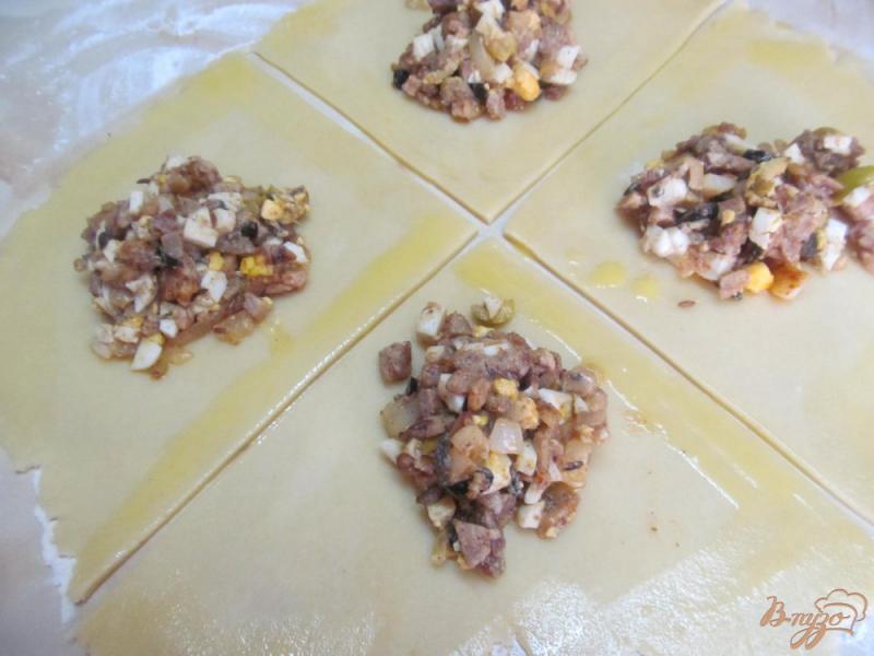 Фото приготовление рецепта: Пирожки с начинкой из вареного мяса оливок и яйца шаг №7