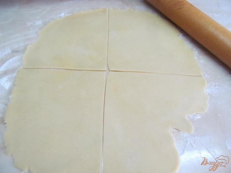 Фото приготовление рецепта: Пирожки с начинкой из вареного мяса оливок и яйца шаг №6