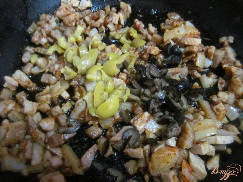 Фото приготовление рецепта: Пирожки с начинкой из вареного мяса оливок и яйца шаг №3