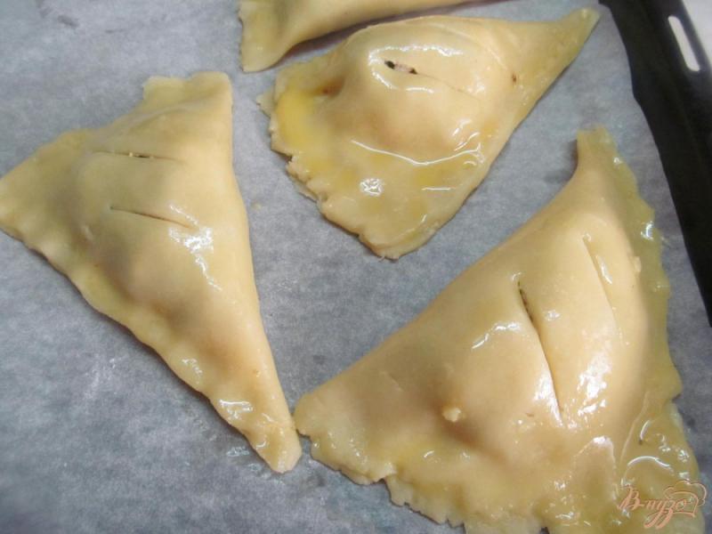 Фото приготовление рецепта: Пирожки с начинкой из вареного мяса оливок и яйца шаг №8