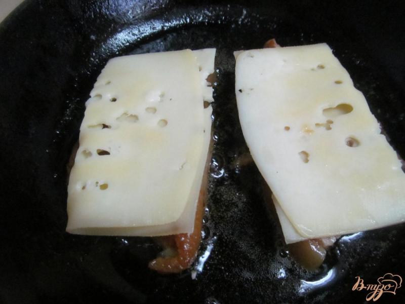 Фото приготовление рецепта: Горячие бутерброды с тушеным мясом шаг №5
